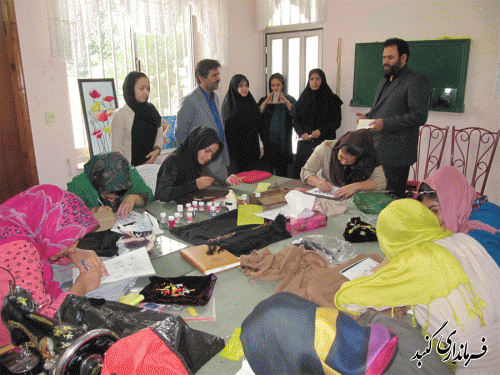 به دختران افغان در کلاسهای خیاطی فنی و حرفه ای آموزشی رایگان داده می شود