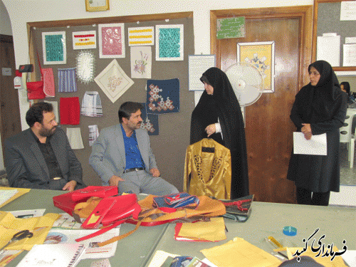 به دختران افغان در کلاسهای خیاطی فنی و حرفه ای آموزشی رایگان داده می شود